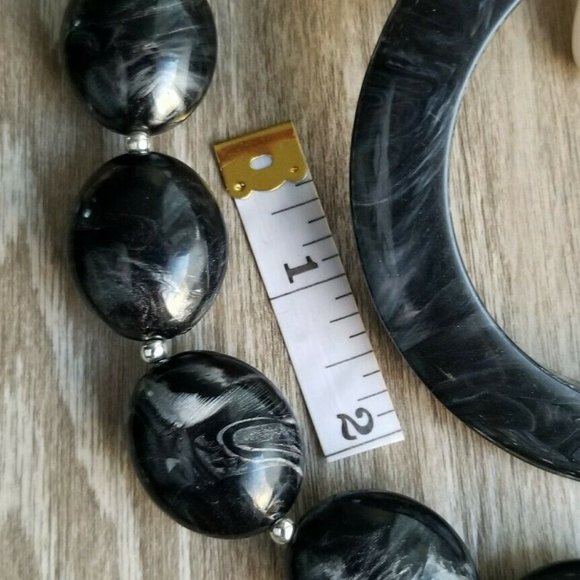 LUCITE MARBLED SAUCER BANGLE BRACELET & NECKLACE - Picture 4 of 8
